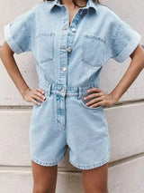 lichtblauwe playsuit met opgerolde mouwen en riem