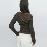 achterkant van bruin gebreid vest voor dames