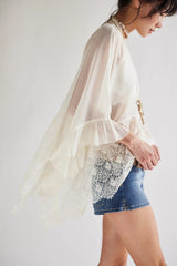 Avelora | Luchtige Blouse met Kant en Wijde Mouwen