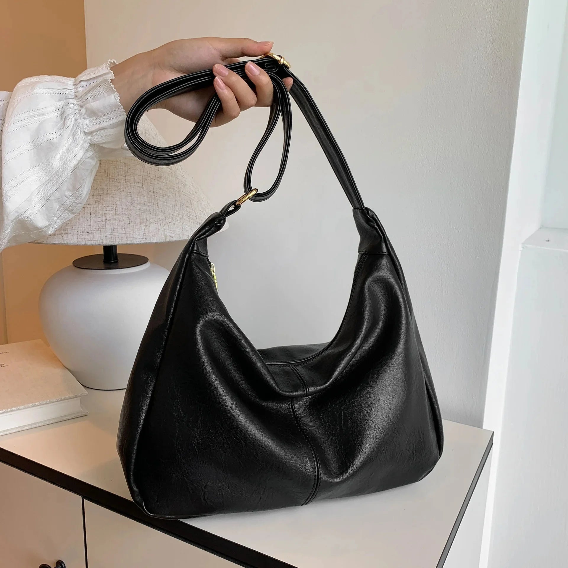 detailfoto van vegan leather schoudertas met gouden accenten
