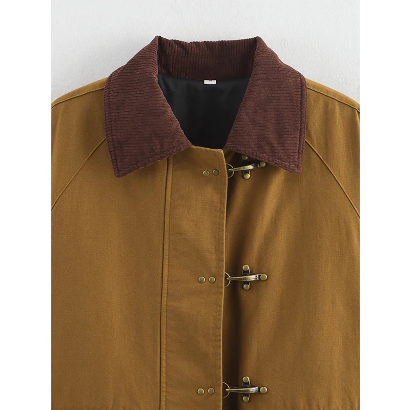 close-up toggle sluiting op camel jas met donkerbruine corduroy kraag