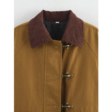 close-up toggle sluiting op camel jas met donkerbruine corduroy kraag
