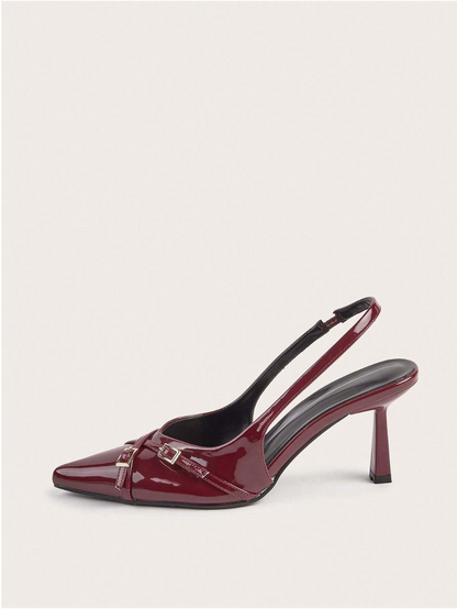  De Valencia Pumps, trendy pumps met puntige teen en stijlvolle hak, verkrijgbaar in zwart en burgundy. Helemaal volgens de mode van dit seizoen.