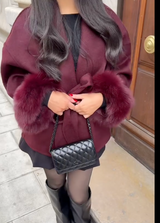 bordeauxrode winterjas met ceintuur en faux fur mouwdetails