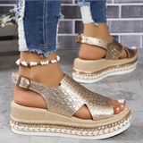 Goudkleurige plateau sandalen met glanzende afwerking en open teen