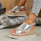 zilverkleurige plateau sandalen met glanzende afwerking en open teen