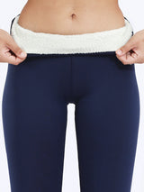 Nordic Luxe Legging, in marineblauw gevoerd en comfortabel, perfect voor koude dagen en stijlvolle winteroutfits.