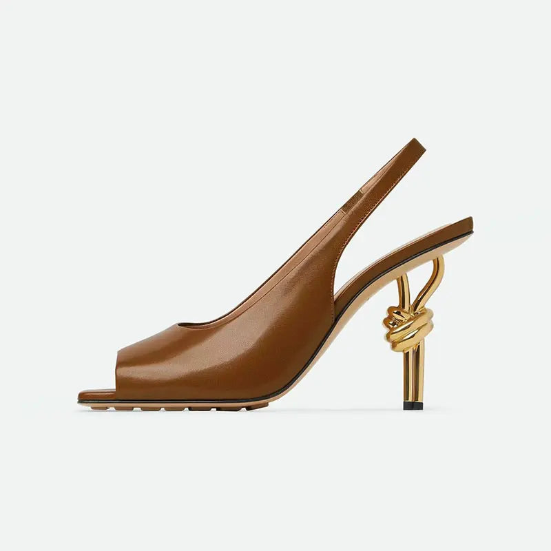 bruine hak met sierlijke gouden hak en peep toe