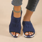 close-up van blauwe chunky sandaal met stretchmateriaal en open teen
