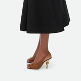 bruine hak met sierlijke gouden hak en peep toe