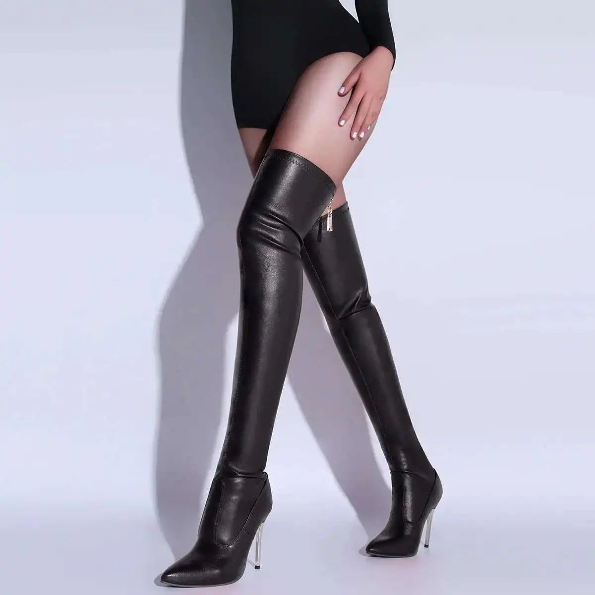 Vespera High-Shine Boots | Zwarte Hoge Laarzen met Puntige Neus & High-Fashion Look