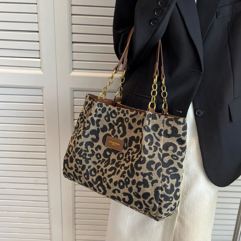 Leopard Luxe Tote – ruime canvas tas met luipaardprint en gouden accenten, perfect voor dagelijks gebruik.