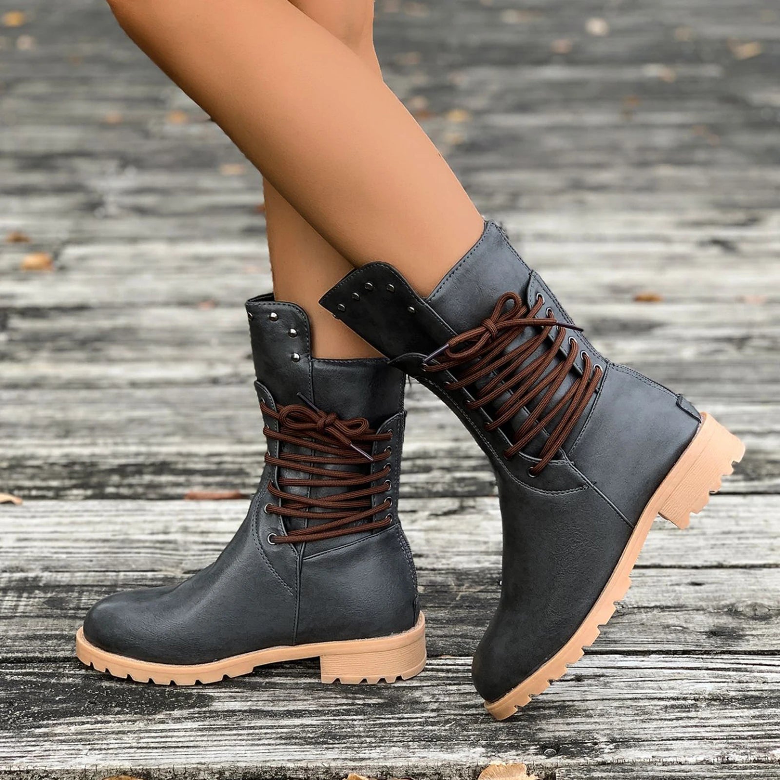 Grijze veterlaarzen met studs en dikke zool – moderne boots voor dames