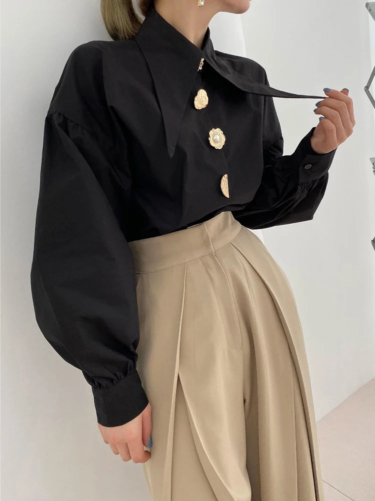 Callista | Statement Blouse met Gouden Knopen & Oversized Kraag