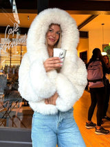 witte faux fur jas met oversized capuchon en luxe bontlook