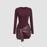 Wijnrode mini-jurk met strikdetail – elegante avondjurk
