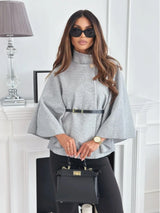 close-up grijze cape top met ceintuur en hoge hals, vrouw met zonnebril