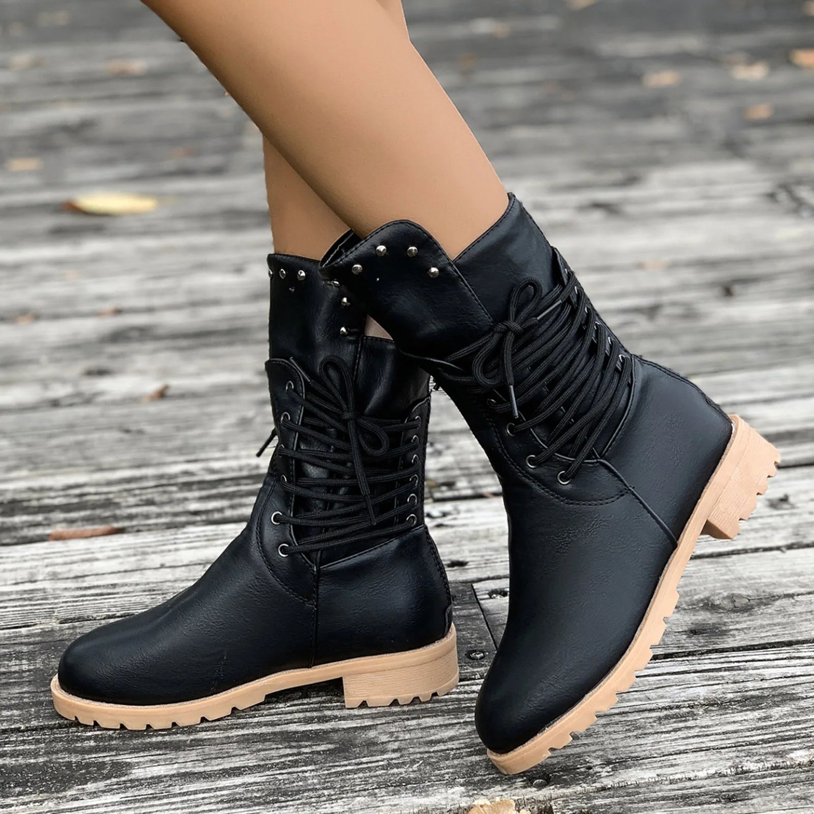 Zwarte veterlaarzen met studs en beige zool – stoere dames boots