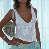 vrouw met wotte glittertop en aqua rok 