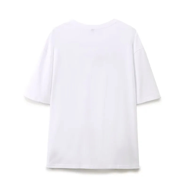 rechterzijde van wit t-shirt met kunstzinnige print
