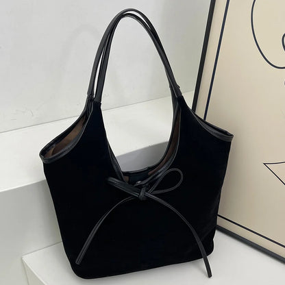 Lily Bow Bag – Een stijlvolle vegan suède tas met strikdetail en magnetische sluiting, ideaal voor elke gelegenheid.