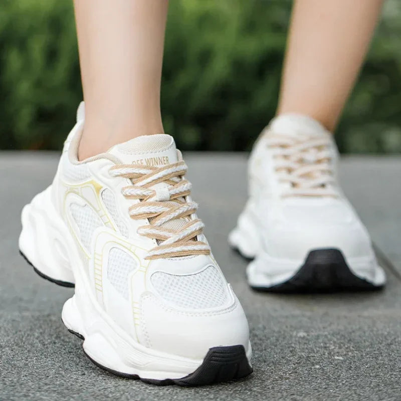 witte sportieve damessneakers met gele accenten en profielzool