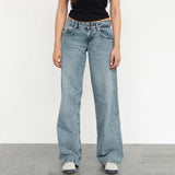 Classic Wide-Leg Jeans in verschillende kleuren, met een relaxte pasvorm en flatterend ontwerp.