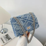 denim schoudertas met rafelrand en gouden ketting
