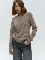 bruin gestreepte longsleeve voor dames gecombineerd met witte jeans