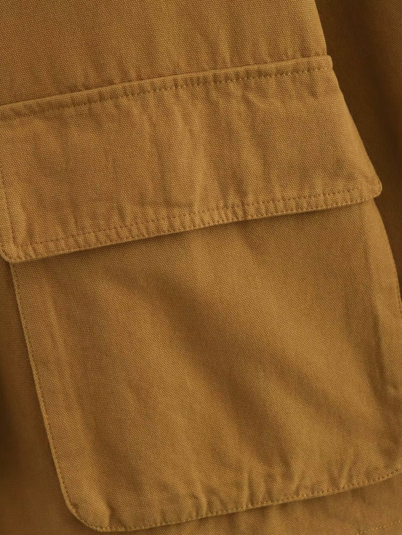 detailfoto grote flapzak op camel workwear jacket