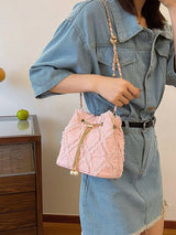 roze fray bucket bag met gouden ketting en parels