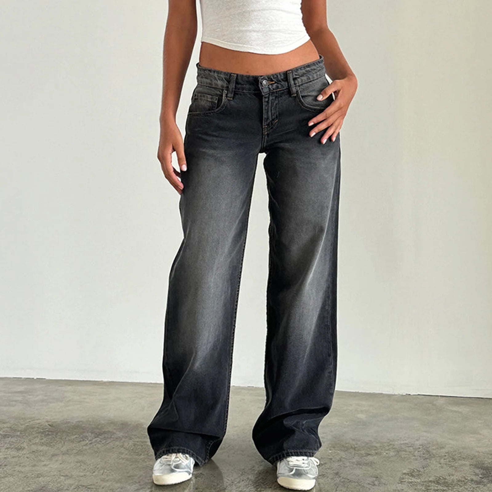 Classic Wide-Leg Jeans in verschillende kleuren, met een relaxte pasvorm en flatterend ontwerp.