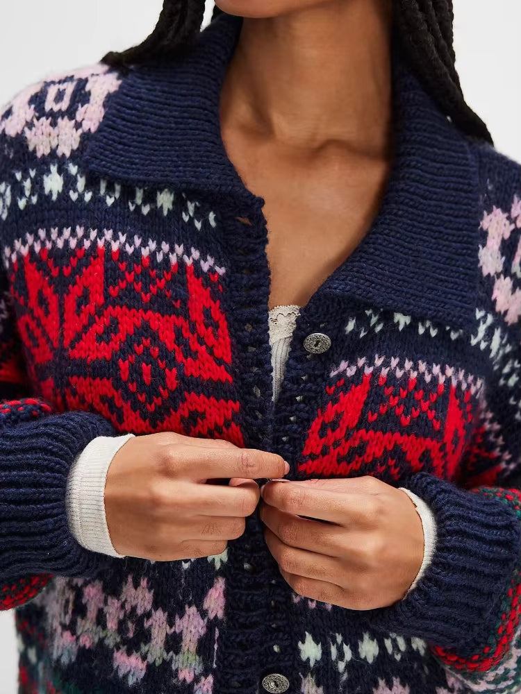 close-up van gebreide trui met retro patroon in rood, roze, groen en blauw