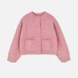 close-up roze vest met zakken en grote knopen