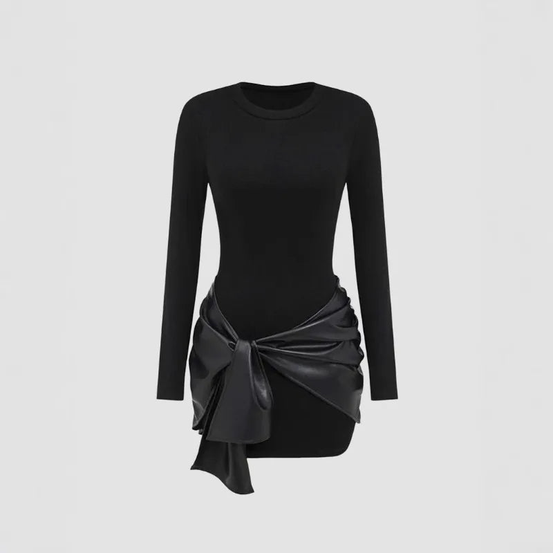 Zwarte fitted jurk met leather drape – classy en edgy fashion piece