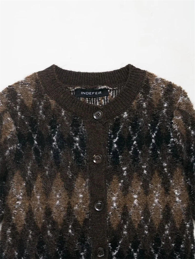 close-up van kort gebreid vest met knopen en argylepatroon in bruin en zwart