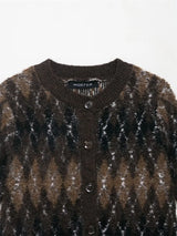 close-up van kort gebreid vest met knopen en argylepatroon in bruin en zwart