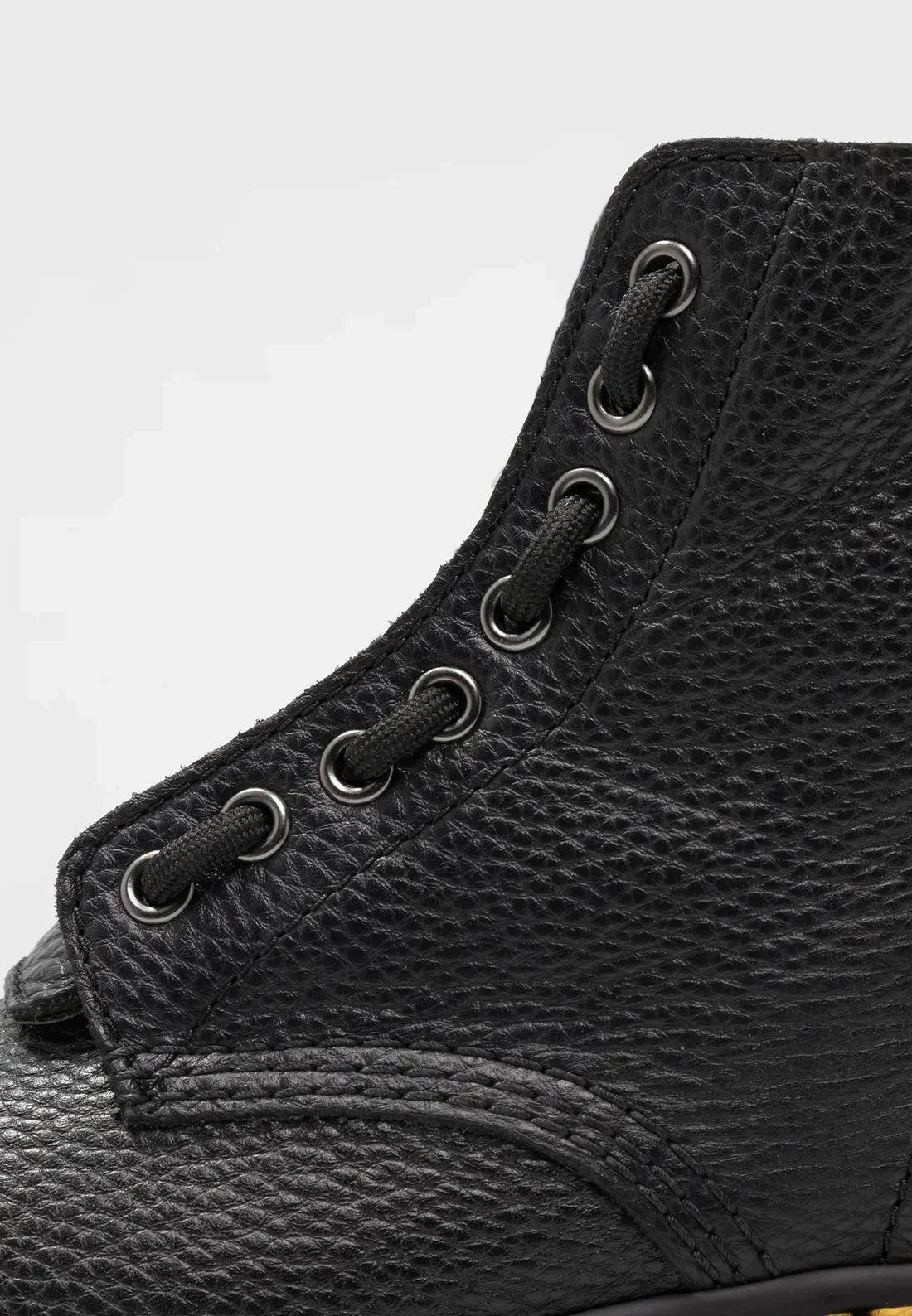 Rebel Stride Boots met een stoer ontwerp, ritssluiting en platformzool in zwart.