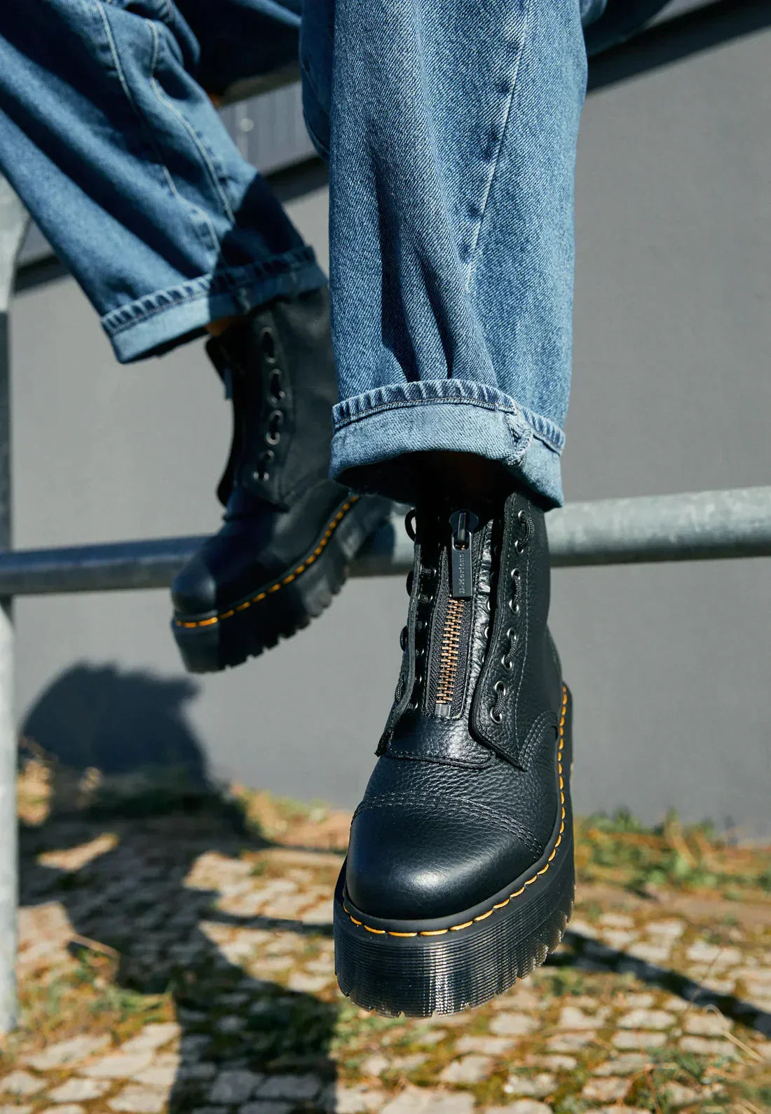 Rebel Stride Boots met een stoer ontwerp, ritssluiting en platformzool in zwart.