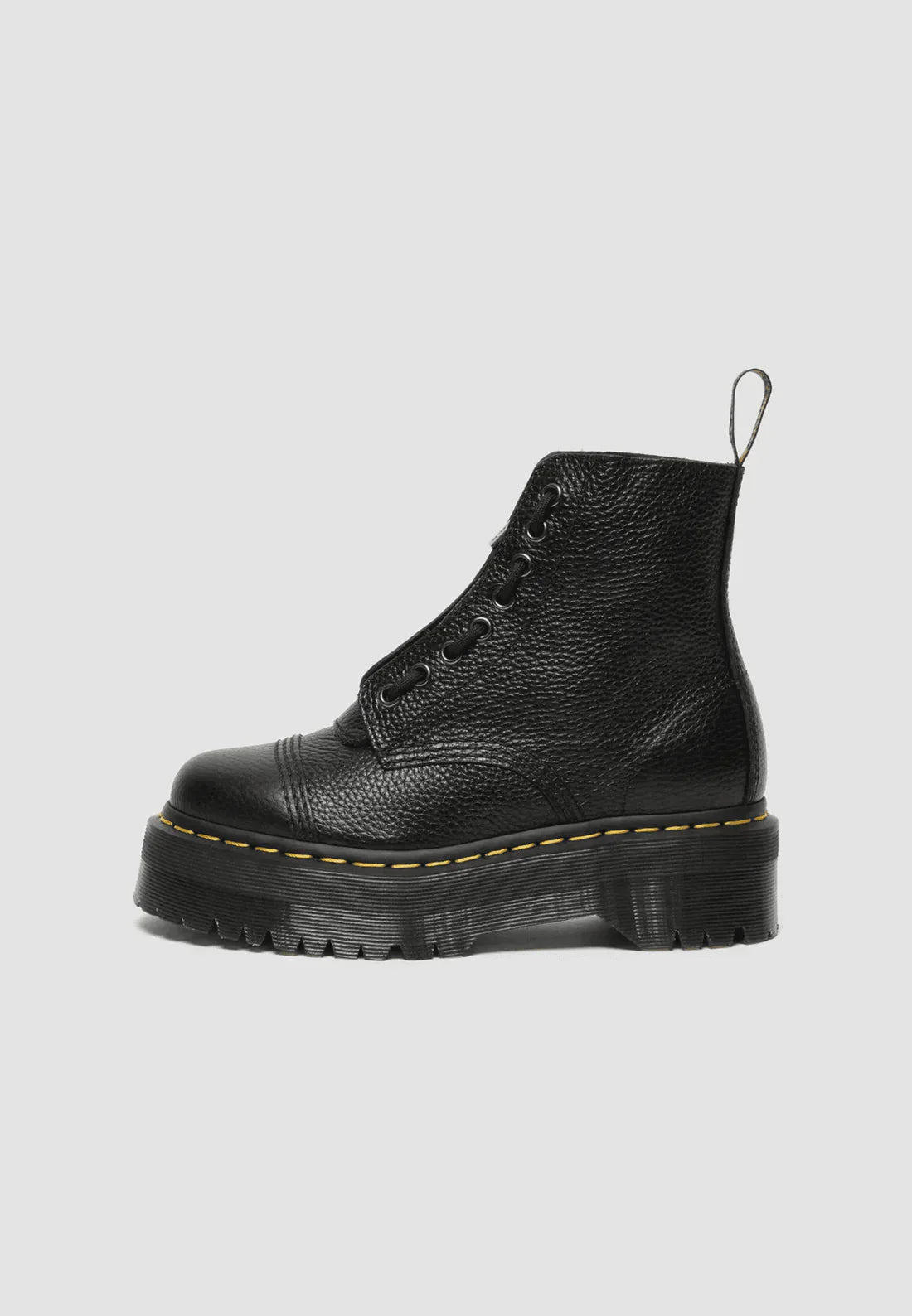 Rebel Stride Boots met een stoer ontwerp, ritssluiting en platformzool in zwart.