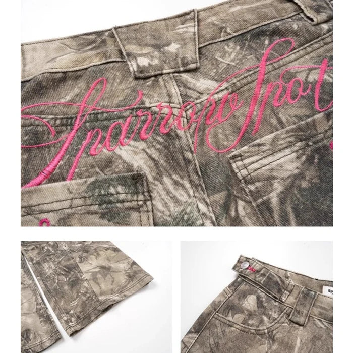 camouflage jeans met wijde pijpen en roze detail dames close-up