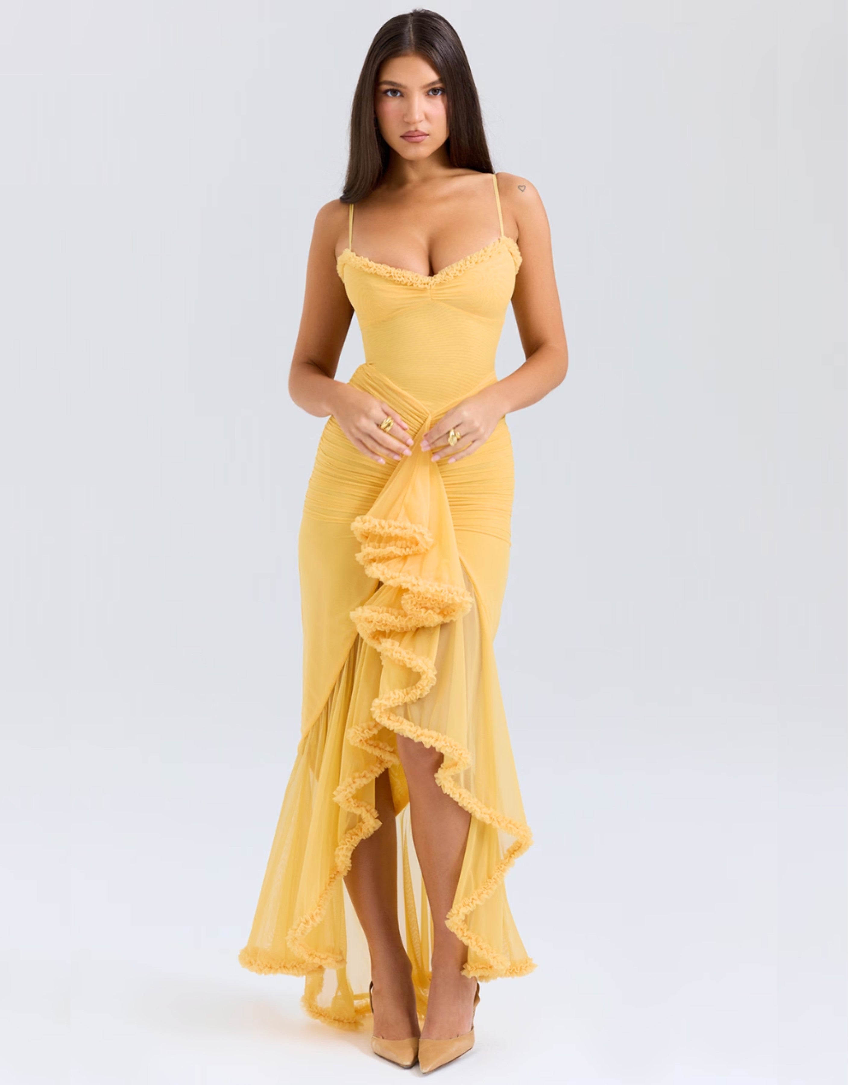 Gele Soleil Ruffle Maxi Dress met elegante ruffle details en vintage pasvorm – Perfect voor speciale gelegenheden.
