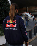 Vrouw met Red Bull jack en stoere streetstyle look
