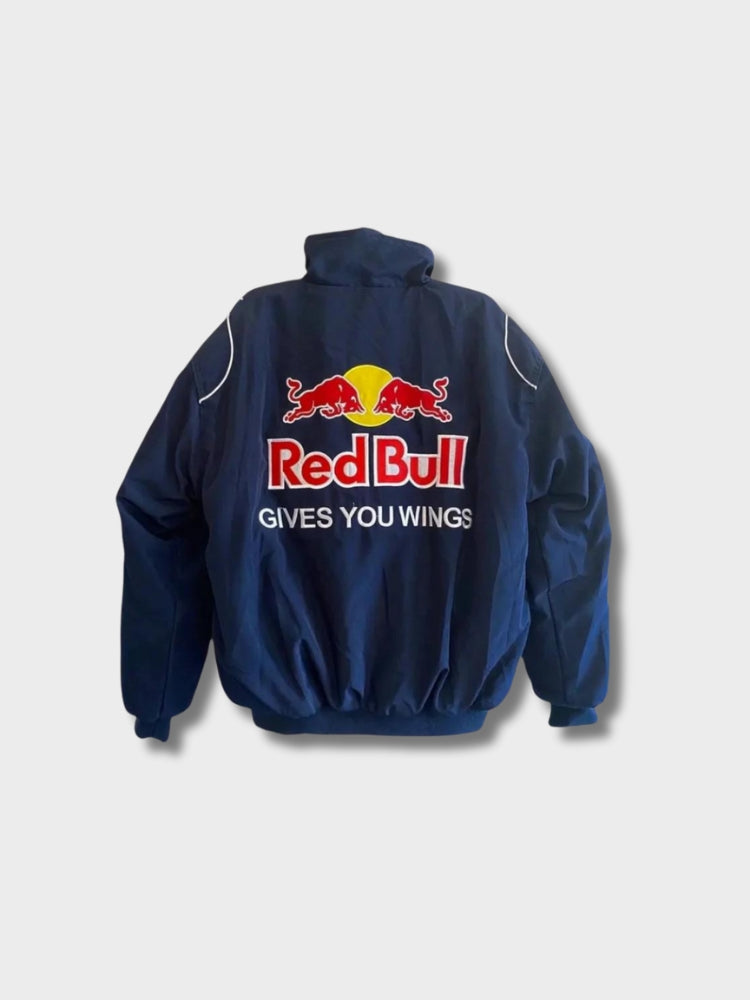 Close-up van patches en Red Bull branding