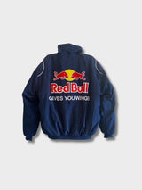 Close-up van patches en Red Bull branding