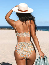 achterzijde van bikini set met bloemenprint en smalle bandjes
