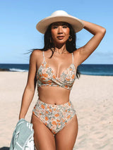 bloemenprint bikini met hoge taille en gekruiste top, vrouw met hoed op strand