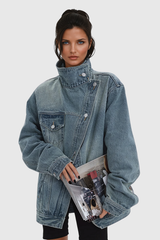 Vivid Twist Denim Jacket met asymmetrisch design en oversized pasvorm voor een speelse, modieuze look.