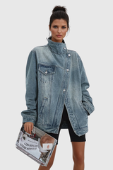 Vivid Twist Denim Jacket met asymmetrisch design en oversized pasvorm voor een speelse, modieuze look.