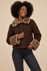 bruin damesvest met bontlook kraag en brede mouwboorden bij donkere jeans